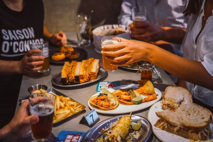 Um copo (e um petisco): 10 bares de cerveja artesanal