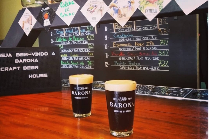 Além das próprias cervejas, a Barona dedica algumas torneiras do seu bar a bebidas de outros cervejeiros de todo o mundo (foto Barona) 