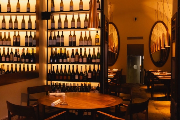 A carta de vinhos inclui alguns dos produtores incontornáveis do país, mas também vinhos naturais e propostas ousadas.