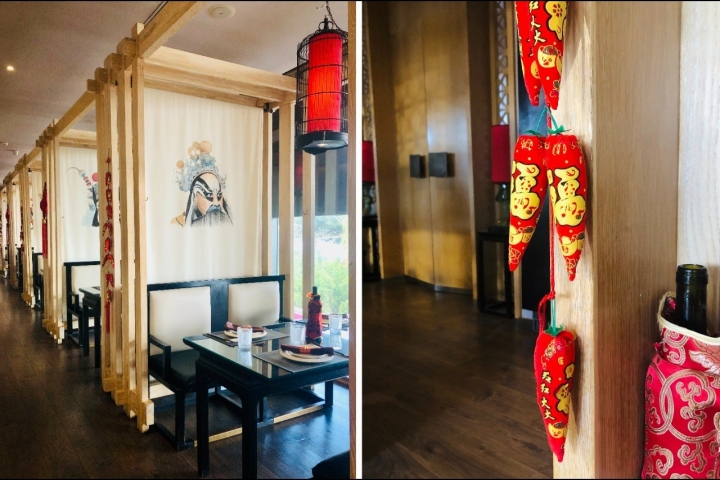 O The Old House tem dois pisos, um inferior, mais aberto, e um superior com pequenos compartimentos.