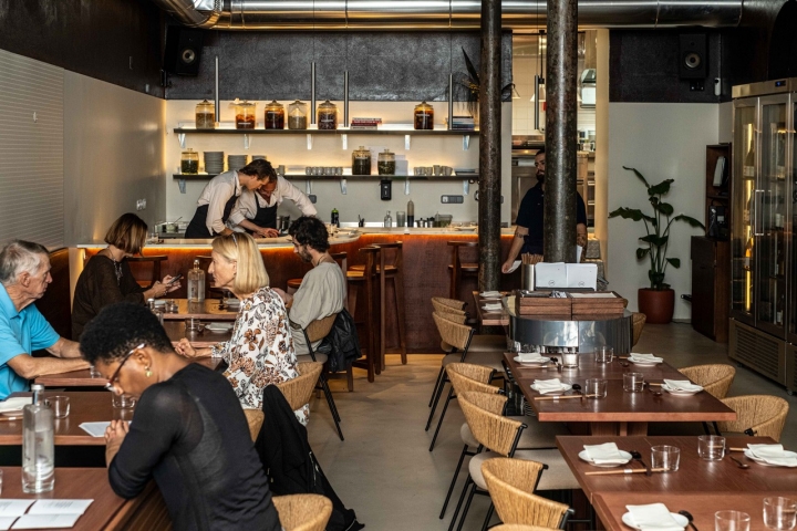 Em Santos, nas mesas ou ao balcão, o Barbela é uma nova versão de um restaurante de peixe