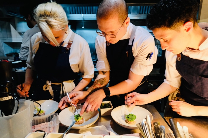 O restaurante venceu um Sol na última edição dos prémios do Guia Repsol Portugal. A criatividade e a exploração dos ingredientes sazonais foram determinantes    