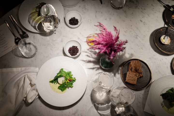 Mesa con decoración y luz cenital