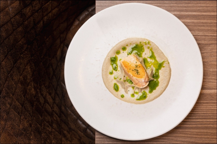Ovas de bacalhau com duas cocções em creme de beringela grelhada no carvão. 