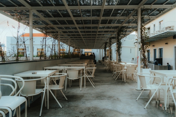 O terraço com vista para o Tejo é uma ampla esplanada aberta todo o ano