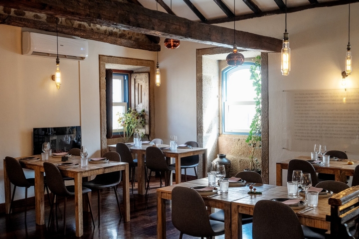 O restaurante começou por ter uma sala, mas conta agora com três e esplanada exterior