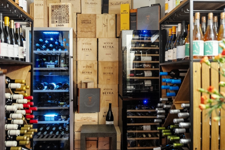 A garrafeira dá destaque aos vinhos da região