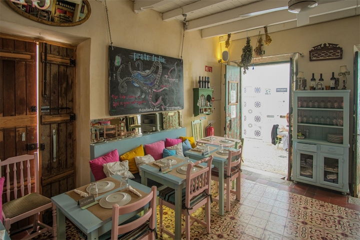 O espaço na baixa de Olhão foi recuperado por Kevin Gould, que tentou respeitar o seu passado 