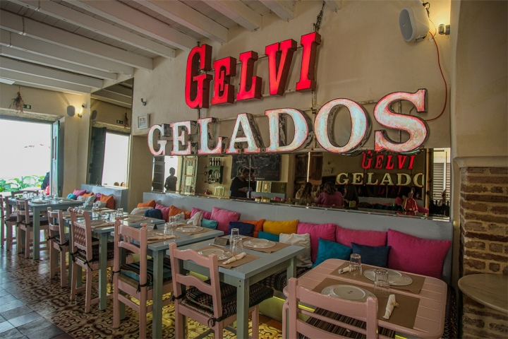 Os reclames luminosos lembram o passado algarvio e são uma das mais imponentes decorações do espaço