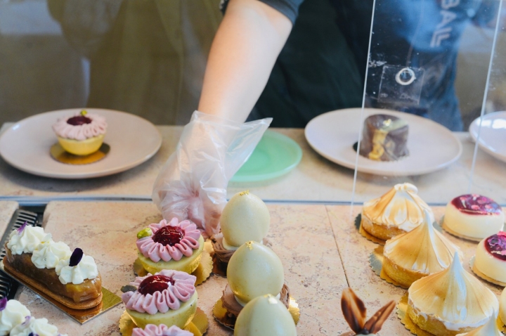 O menu de pastelarias muda a cada duas semanas. Além das peças mais criativas, há sempre eclairs, uma tarte e, claro, um choux