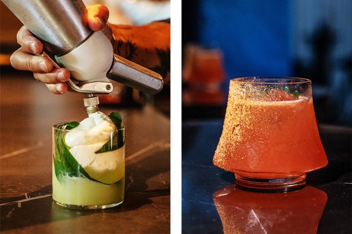 Natso, à esquerda, com cachaça, rum japonês, paçoca, calamansi e cupuaçu; e o Red Akuma, à direita, com setes especiarias e uma folha de kinome