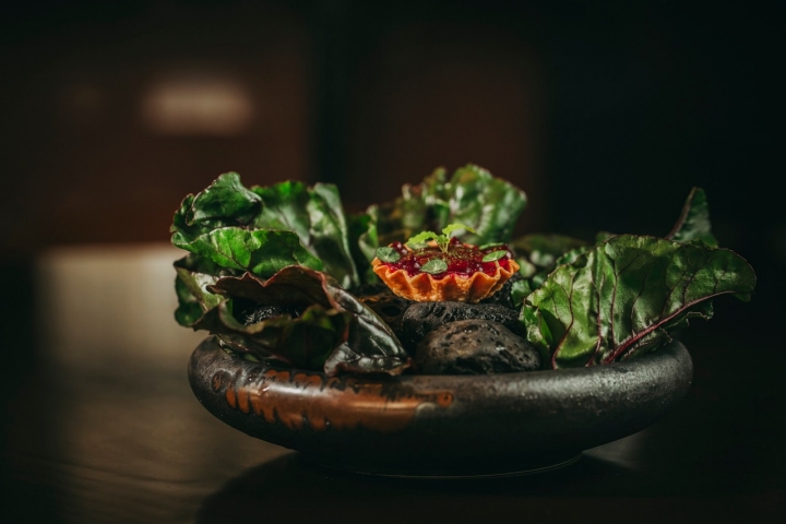 O snack de beterraba é um dos que dá início ao menu 