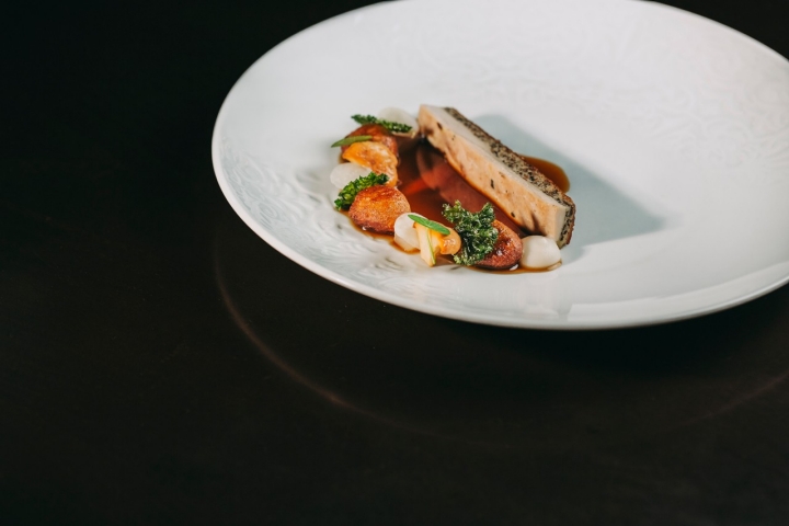   Galinha, cogumelos, gnocchi de castanha, couve kale, nabo em pickle e couve de rábano fermentada