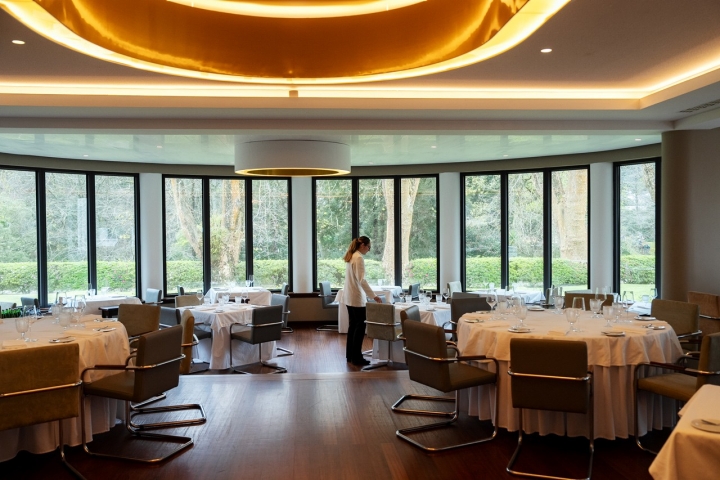 O restaurante do Terra Nostra, ao estilo art déco, tem vista para um dos mais bonitos jardins privados da ilha