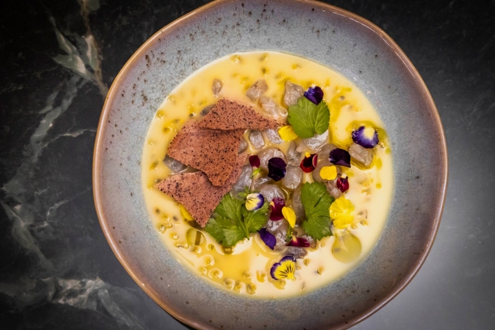 Ceviche de camarão com ajo blanco de ananás e maracujá, óleo de manjericão e telha de arroz negro