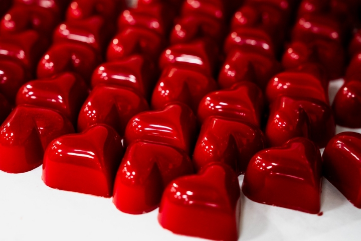 Chocolates con glaseado rojo 