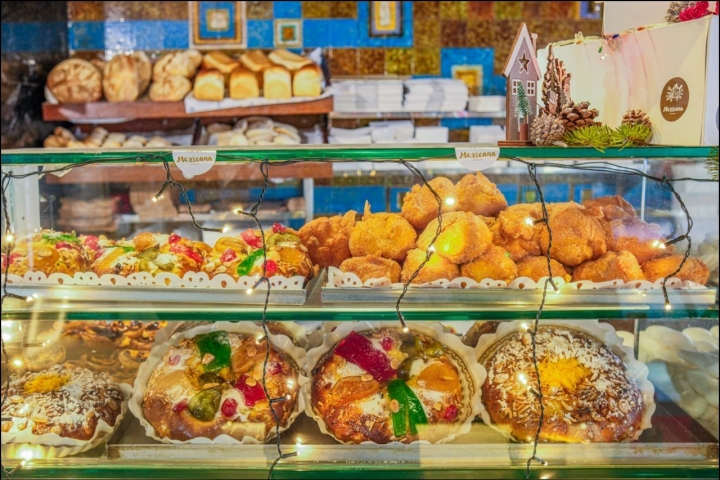 A partir de meados de Dezembro, há doces de Natal frescos todos os dias na montra da Mexicana