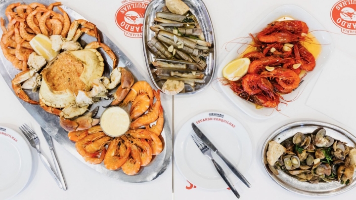 Platos de marisco en el restaurante
