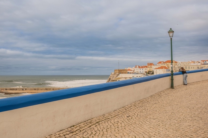 O longo muro da Praia dos Pescadores, no centro da Ericeira, é um lugar clássico para admirar do mar, por locais ou visitantes