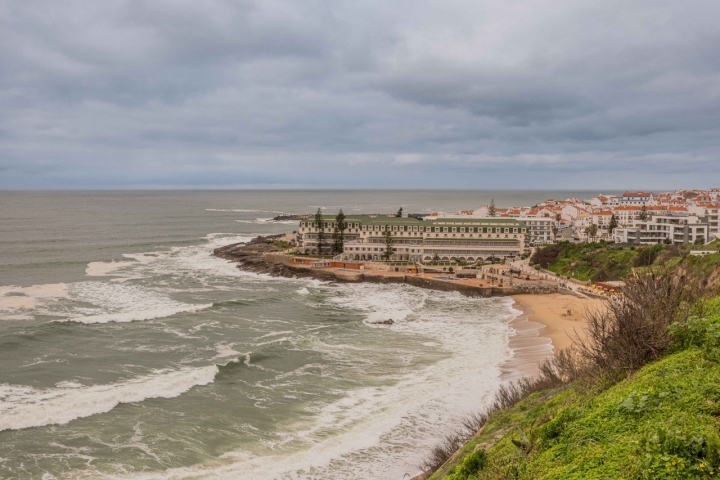 O hotel da praia do Sul, o primeiro da Ericeira, é um edifício icónico, visto miradouro à entrada da vila