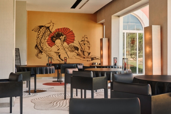 O mural da gueixa com a carpa e o barco português resume o conceito do restaurante (foto Midori) 