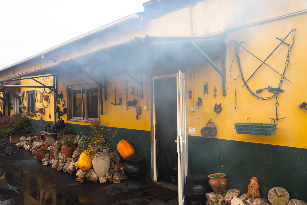 No pino do inverno a casa onde funciona este fumeiro enche-se de fumo de carvalho 