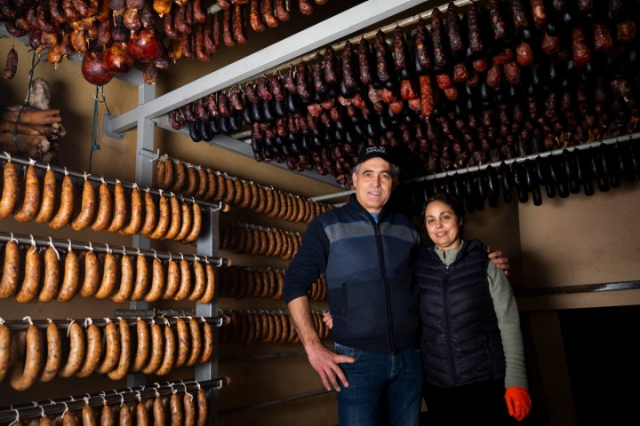 Nestes produtores de Trás-os-Montes, o fumeiro passa de geração em geração 