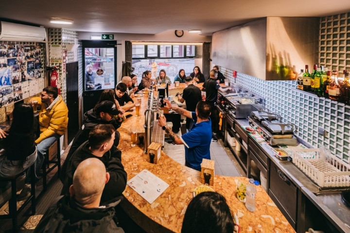 O balcão da Gazela é um dos espaços mais democráticos da Batalha, no Porto. Todos serão bem recebidos