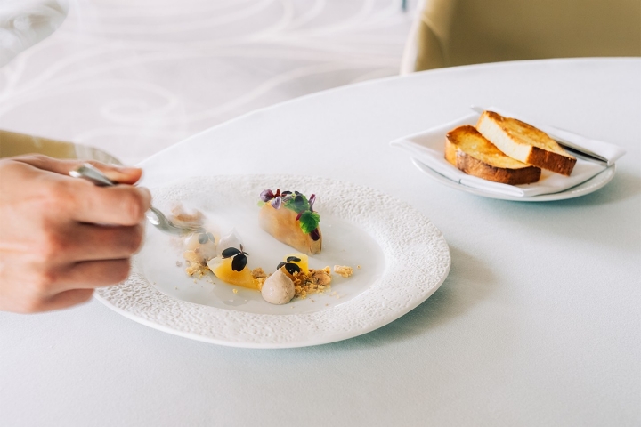 Foie gras com maçã, amêndoa e gelatina de “Amaretto”, brioche de baunilha e citrinos 