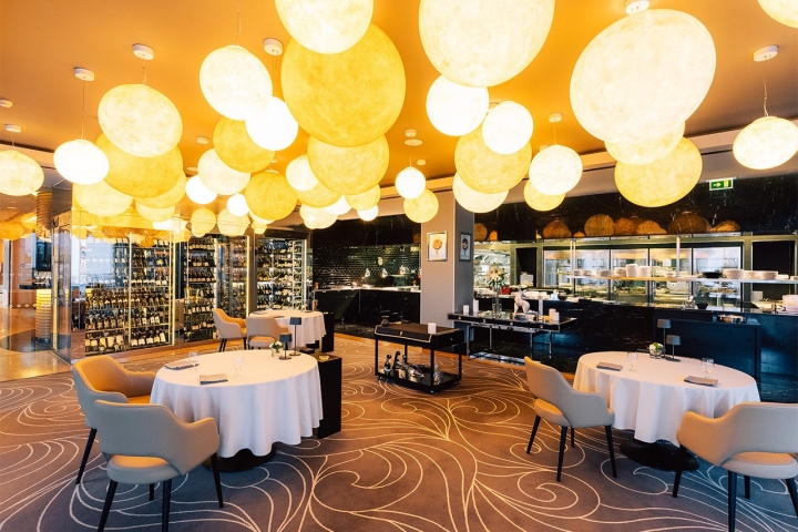 As bolas de luz destacam-se na sala ampla