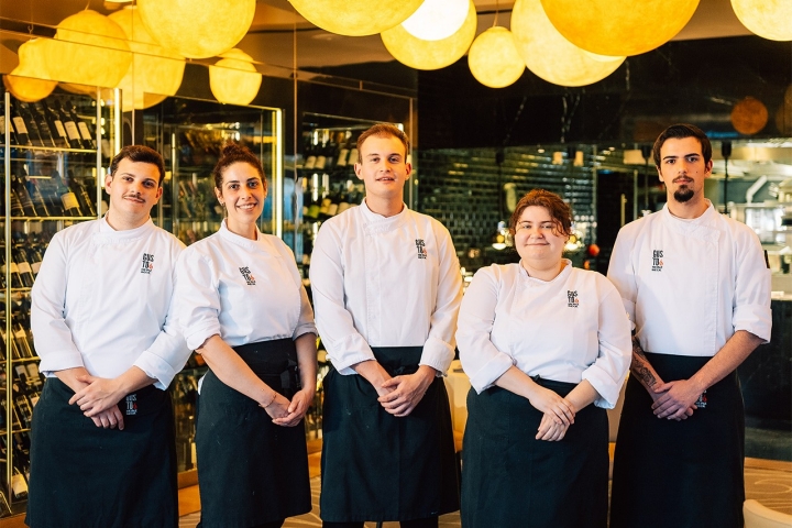Uma equipa jovem e bem treinada, com Stefano Bulla ao centro, lidera a cozinha do Gusto By Heinz Beck 
