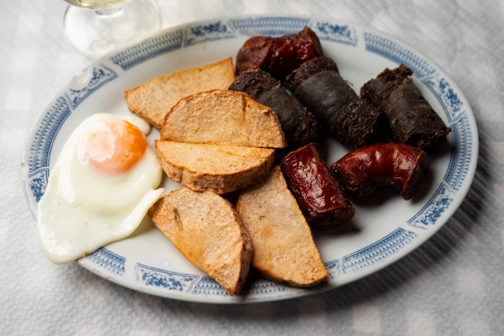 O prato regional da Canadinha inclui uma morcela saborosa, cheia de cebola e especiarias. 