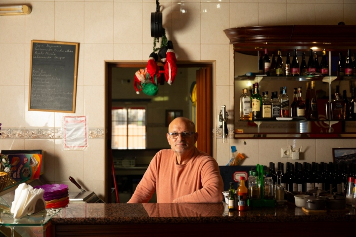 Carlos Lima é o anfitrião bem disposto, com piadas na ponta da língua. 