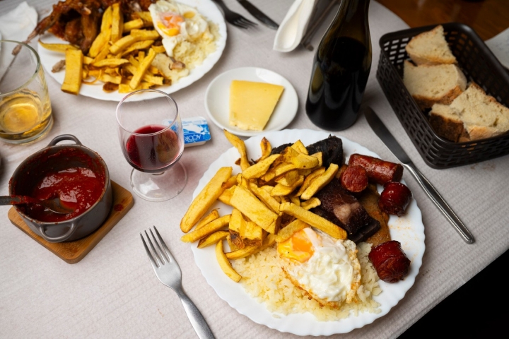 Na Casa de Pasto Lima, o prato regional é generoso em batatas fritas, mas não em inhame 