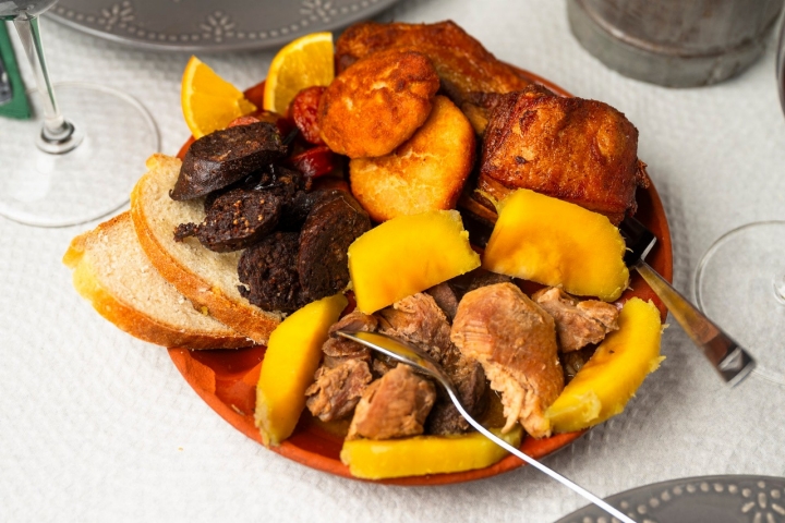 No Ti Chôa, o prato regional inclui os antigos bolinhos de milho 