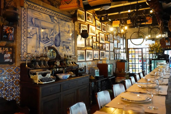 Tudo em tabuleiros generosos, os fornos a lenha a trabalhar, as mesas repletas à espera para partilhar as assaduras. Isto é comida de conforto comunitário e familiar, é para ser celebrada em voz alta. 