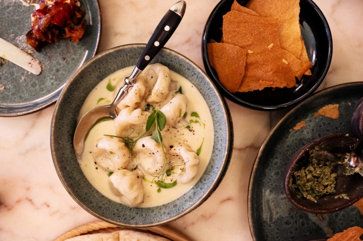 Os khinkali são uma espécie de dumplings da Geórgia, que podem vir com molho de cogumelos e pimenta, três queijos ou trufa preta ou sem molho, para comer à mão