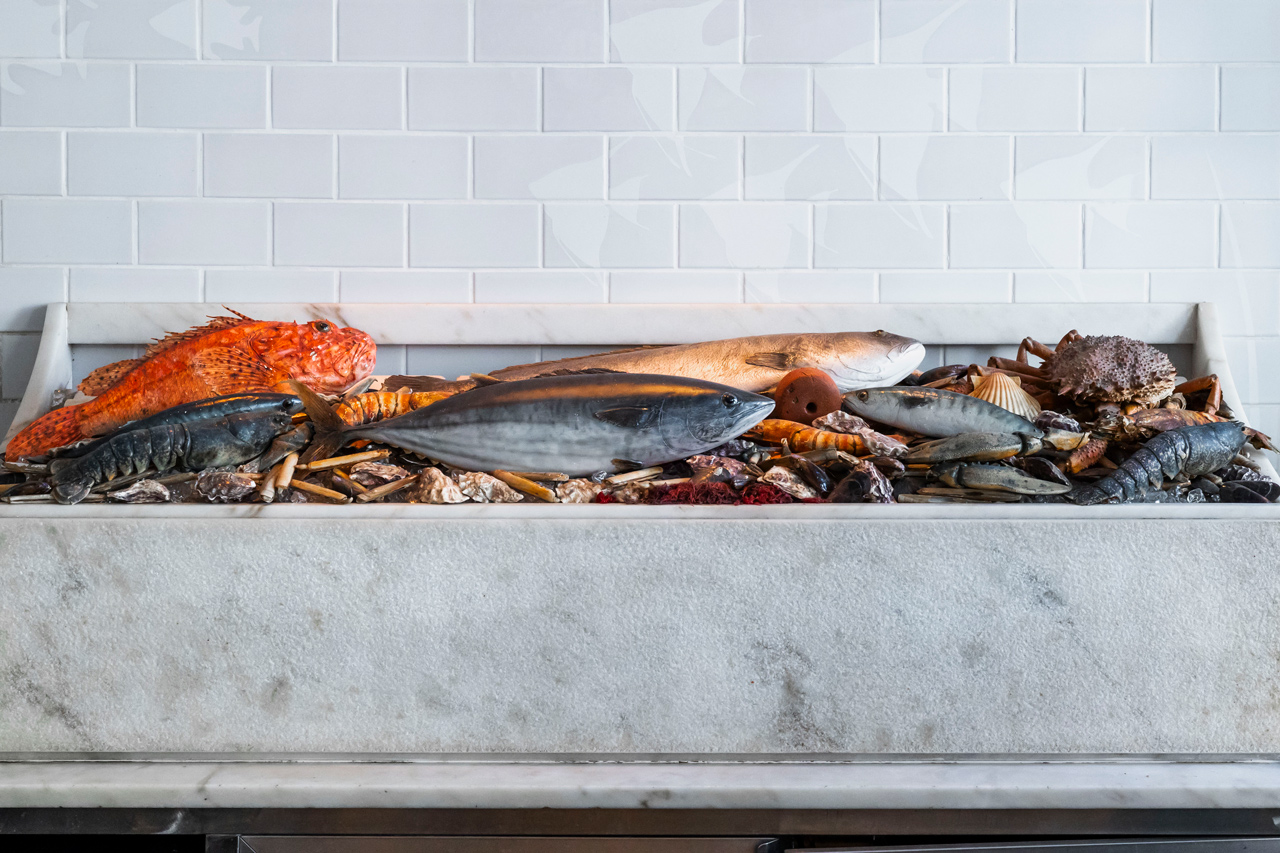 Todos os dias, o peixe chega fresco à Cevicheria para ser trabalhado em ceviches, causas, quinotos e outros pratos de inspiração peruana