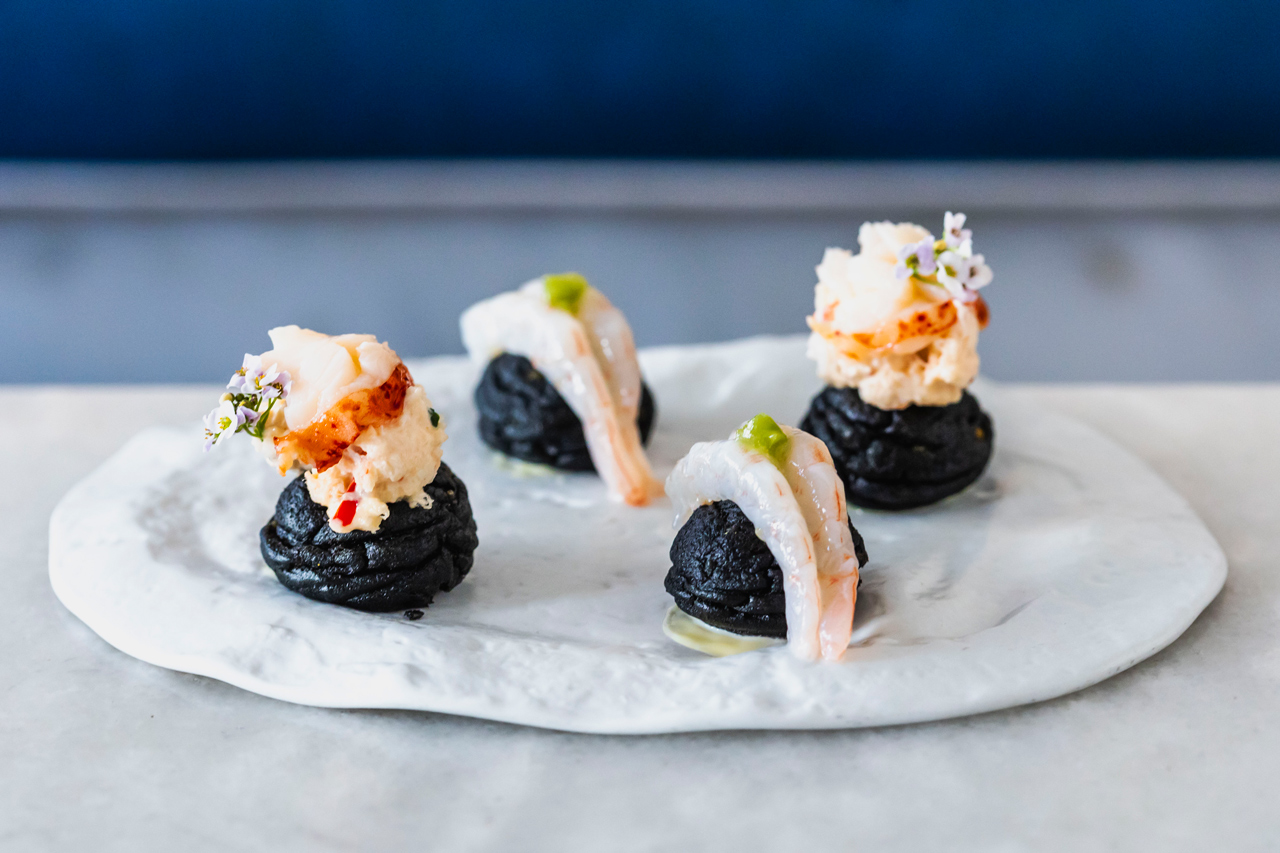 Inspiradas nas causas peruanas, à base de esmagada de batata, Kiko Martins criou as causitas de lavagante e gamba do algarve