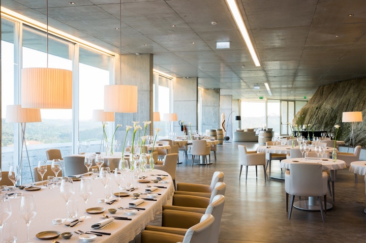 Os interiores do Mesa de Lemos são da autoria de Nini Andrade Silva e com cerâmicas de Geraldine Esteves