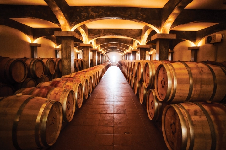 A adega é uma espécie de biblioteca construída no meio de rochas de granito.