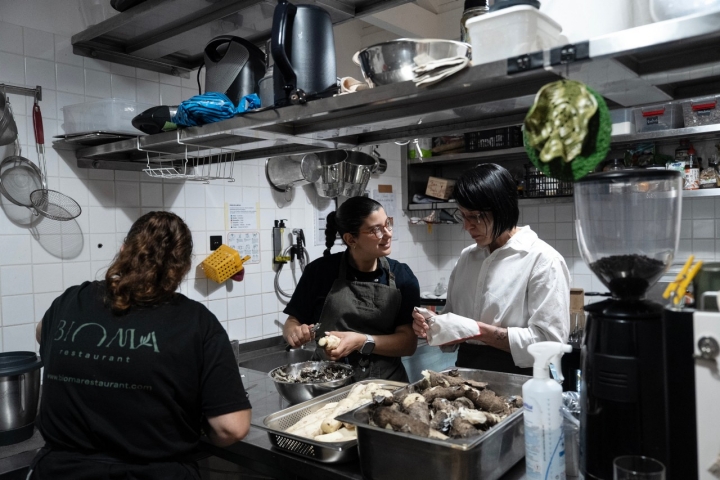 Além dos dois chefs, quatro pessoas compõem o Bioma 