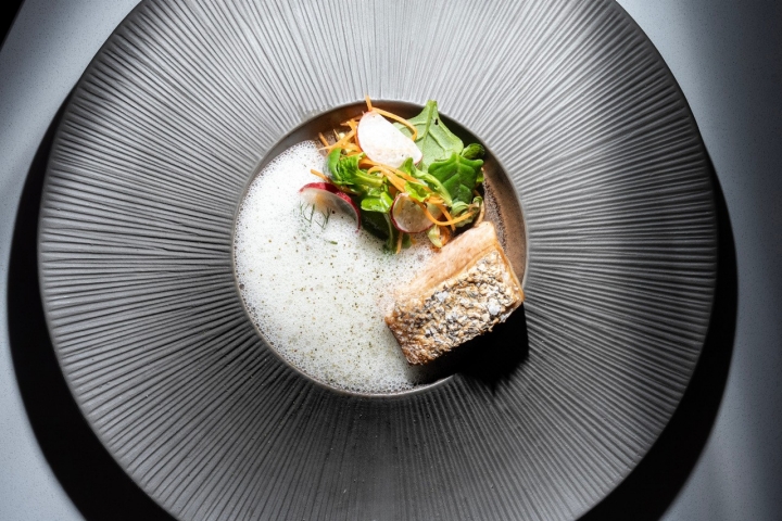 Um dos peixes incontornáveis dos Açores é o lírio, aqui na brasa, com pil pil de congro fumado e salada fresca 