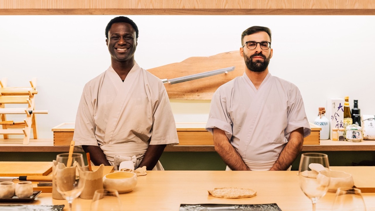 Dueño y chef del restaurante compartiendo plano