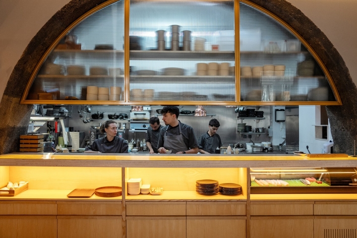 O restaurante está também aberto ao almoço com outro conceito, mais focado na comida da América do Sul