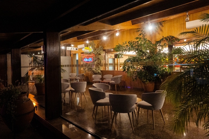 O fundador, António Ferreira da Rocha, começou por servir frango. Os clientes pediram-lhe que trouxesse de volta o leitão