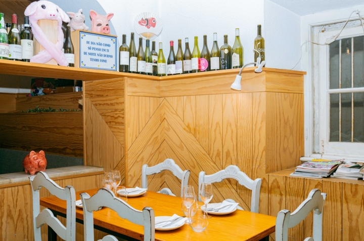 Garrafas vazias, memórias de noites bem passadas, e memorabilia suína fazem a decoração