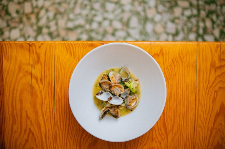 A couve grelhada com berbigão é um exemplo de reabilitação mediática dos pézinhos de porco