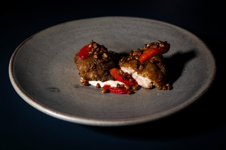 Moleja com holandês de enguia com trigo frito 