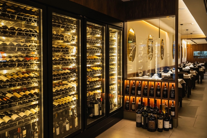 A garrafeira sobressai